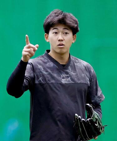 　室内で調整する立石（撮影・西田忠信）