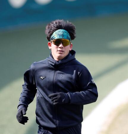 外野を走る伊原（撮影・西田忠信）