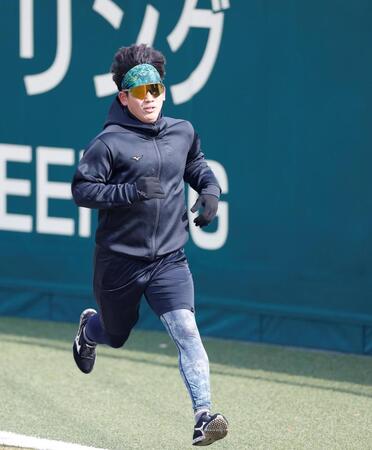 外野を走る伊原（撮影・西田忠信）