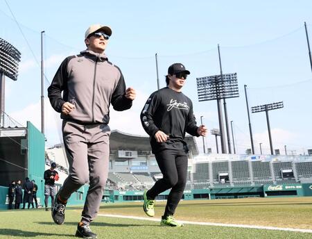走り込む元山（左）と浜田（撮影・田中太一）