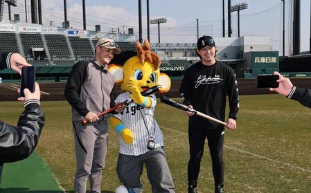 コラッキーと記念写真を撮る浜田（右）と元山（撮影・田中太一）