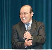 　笑顔を見せる岡田顧問（撮影・中田匡峻）