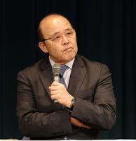 トークショーに参加する岡田彰布オーナー付顧問（撮影・中田匡峻）