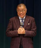 笑顔を見せる掛布雅之ＯＢ会長（撮影・中田匡峻）