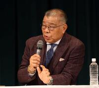 トークショーで話をする掛布雅之ＯＢ会長（撮影・中田匡峻）