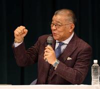 トークショーを盛り上げる掛布雅之ＯＢ会長（撮影・中田匡峻）