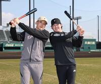 　今季の活躍を誓う浜田（右）と元山（撮影・田中太一）