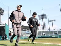 走り込む元山（左）と浜田（撮影・田中太一）