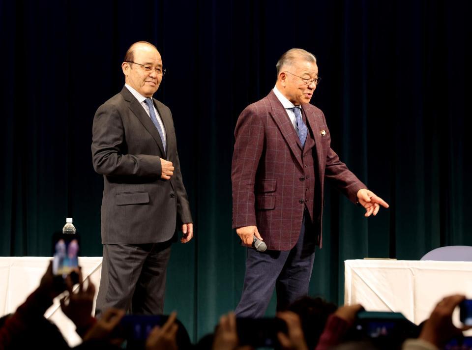 トークショーに出席する岡田彰布オーナー付顧問（左）と掛布雅之ＯＢ会長（撮影・中田匡峻）