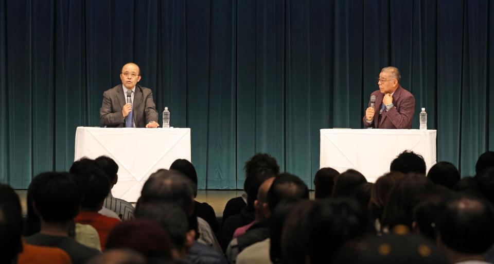 トークショーで話をする岡田彰布オーナー付顧問（左）と掛布雅之ＯＢ会長（撮影・中田匡峻）