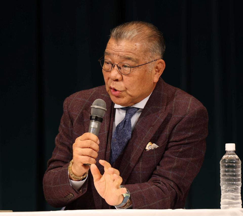 トークショーで話をする掛布雅之ＯＢ会長（撮影・中田匡峻）