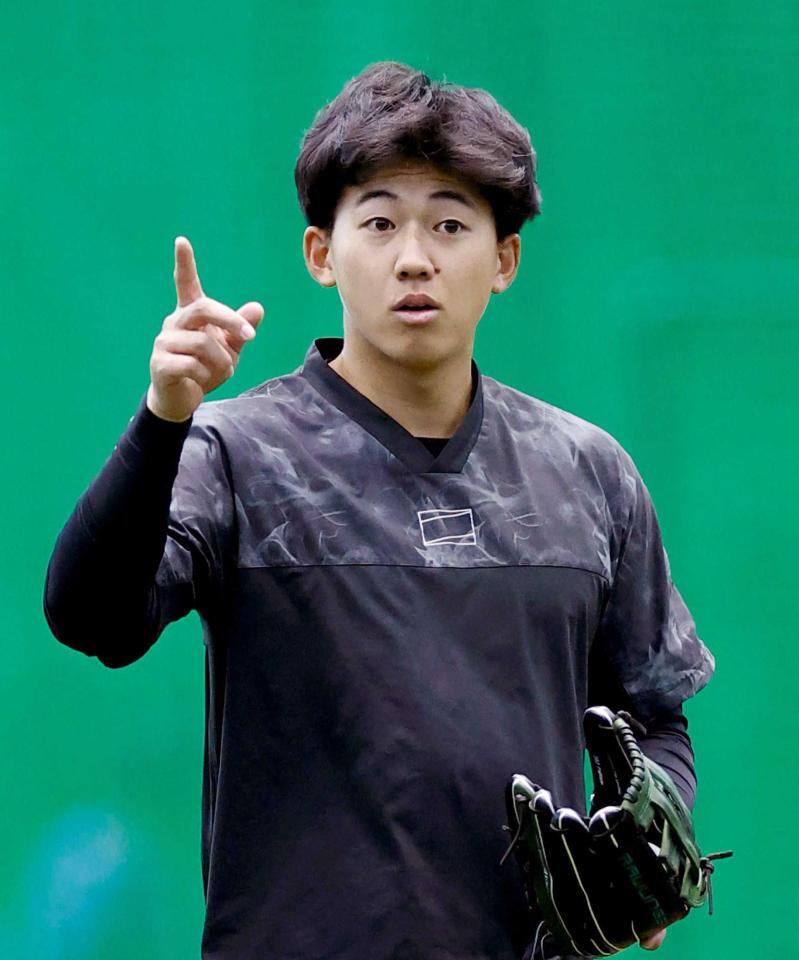 　室内で調整する立石（撮影・西田忠信）