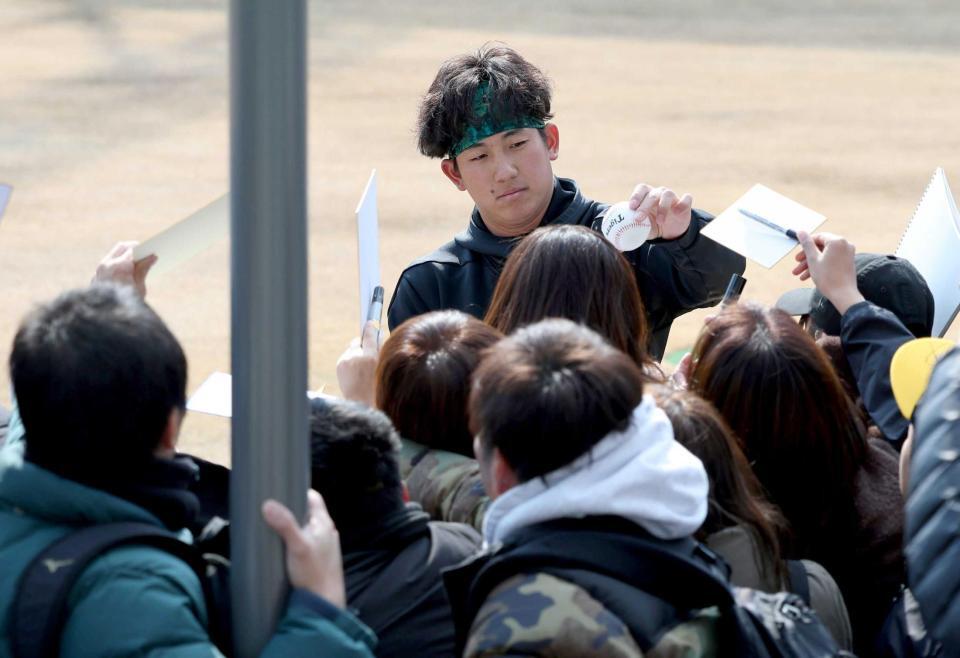 　ファンサービスをする伊原（撮影・西田忠信）