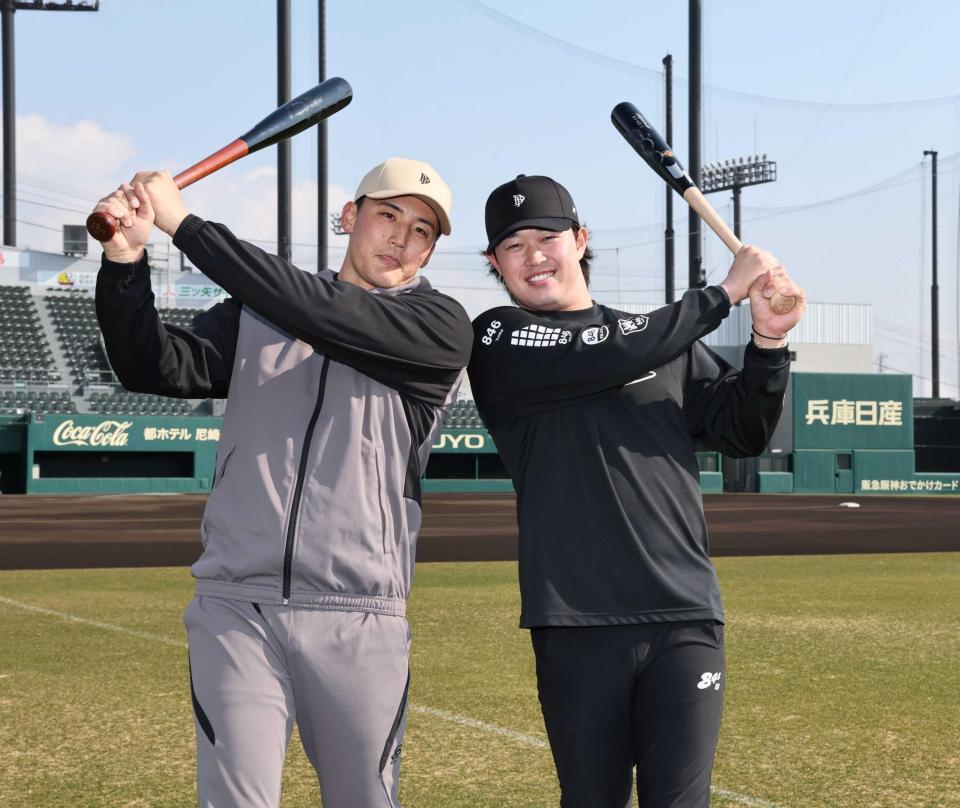 　今季の活躍を誓う浜田（右）と元山（撮影・田中太一）