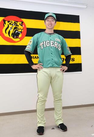 　６月５～７日の楽天戦『ＳＴＡＤＩＵＭ　ＨＥＲＯＥＳ　ＤＡＹ』で着用するユニホームを披露する近本（撮影・中田匡峻）