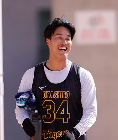 笑顔で練習を引き揚げる岡城（撮影・西田忠信）