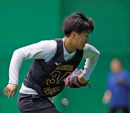 室内で守備練習に取り組む岡城（撮影・西田忠信）