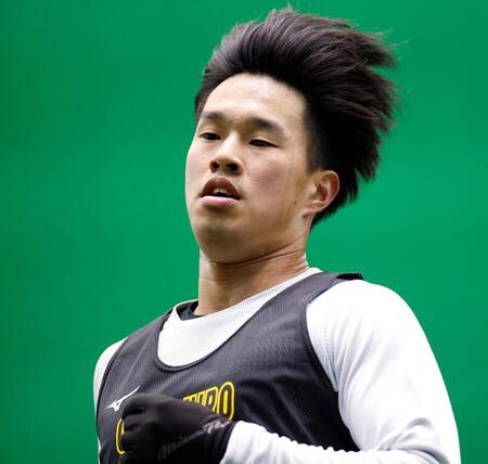 ダッシュで汗を流す岡城（撮影・西田忠信）