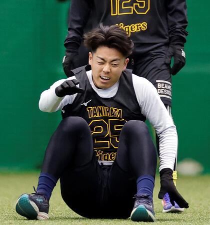 ウオーミングアップする谷端（撮影・西田忠信）