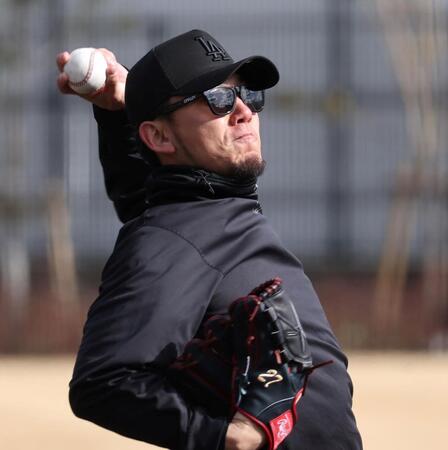 キャッチボールをする伊藤将（撮影・田中太一）