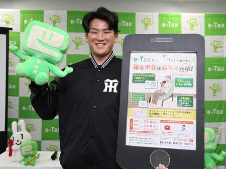 ｅ-Ｔａｘを体ＰＲする高寺（撮影・山口登）