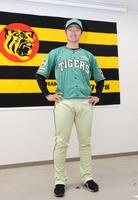 　６月５～７日の楽天戦『ＳＴＡＤＩＵＭ　ＨＥＲＯＥＳ　ＤＡＹ』で着用するユニホームを披露する近本（撮影・中田匡峻）