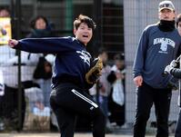 　スローイングの練習をする嶋村。右は町田（撮影・田中太一）