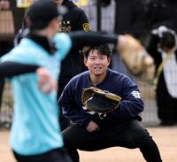 スローイングの練習をする嶋村（撮影・田中太一）