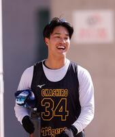 笑顔で練習を引き揚げる岡城（撮影・西田忠信）