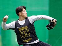 力強くキャッチボールする谷端（撮影・西田忠信）