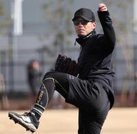 　キャッチボールをする伊藤将（撮影・田中太一）