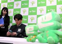 ｅ-Ｔａｘを体験する高寺（撮影・山口登）