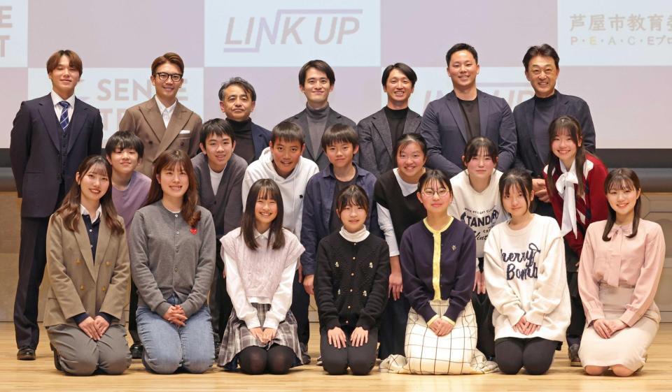 　未来につなぐプロジェクトの参加メンバーたちと記念撮影する近本（後列右から３人目）＝撮影・立川洋一郎