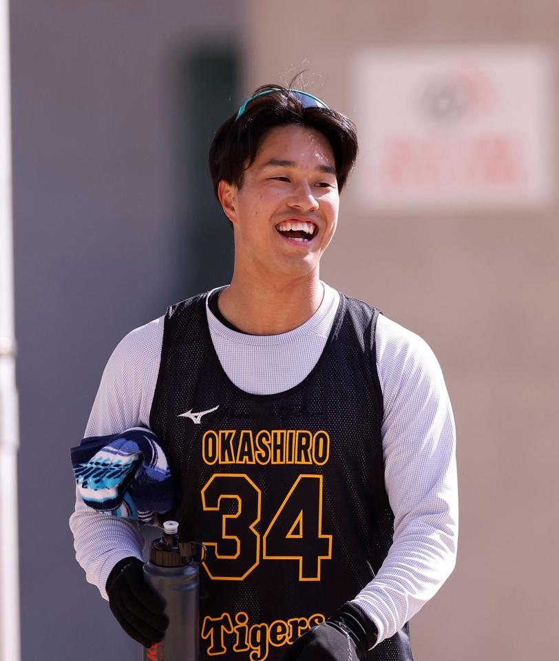 笑顔で練習を引き揚げる岡城（撮影・西田忠信）