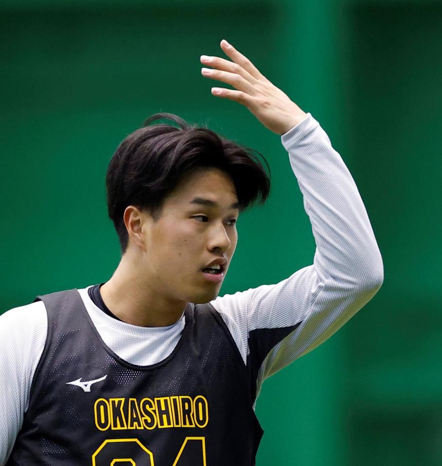 室内で練習する岡城崎（撮影・西田忠信）