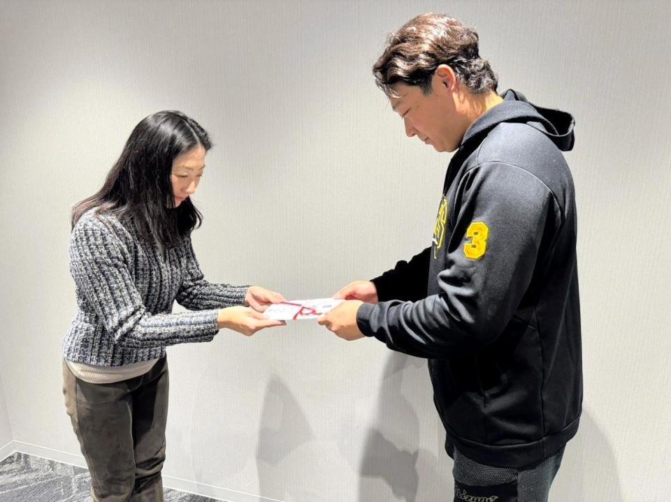 公益社団法人アニマル・ドネーションに寄付した大山（球団提供）