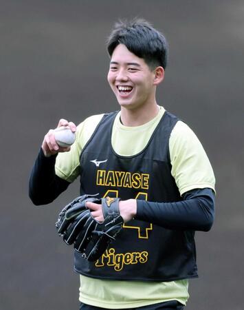 　練習中、笑顔を見せる早瀬（撮影・山口登）