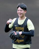 　練習中、笑顔を見せる早瀬（撮影・山口登）