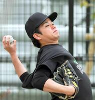 　キャッチボールをする高橋（撮影・立川洋一郎）