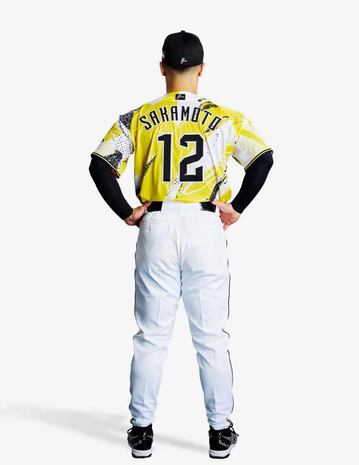 　限定ユニホームの背中側。モデルは坂本（球団提供）