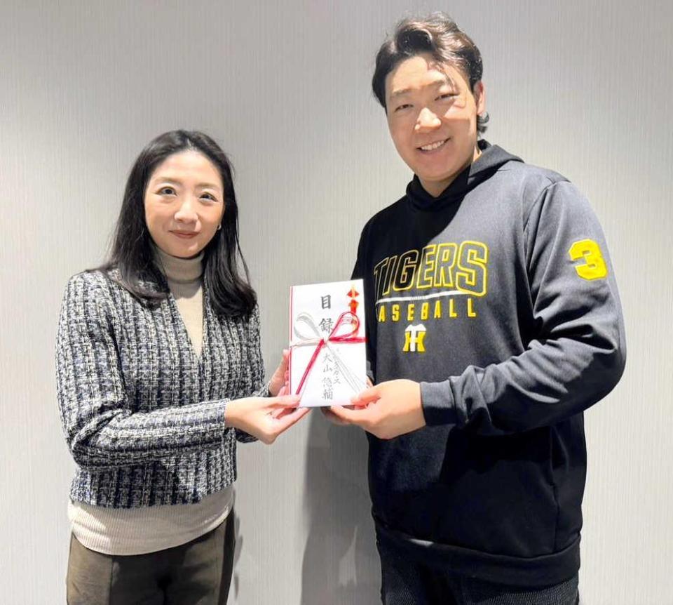 　公益社団法人アニマル・ドネーションに寄付した大山（球団提供）