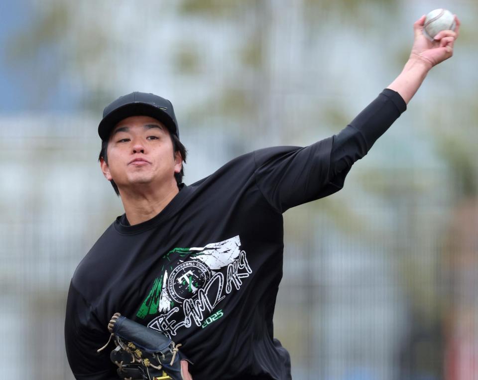 キャッチボールをして調整する高橋（撮影・立川洋一郎）