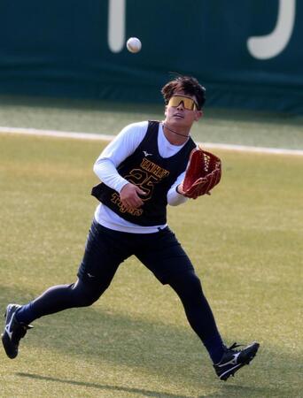 ノックの打球を追う谷端（撮影・山口登）