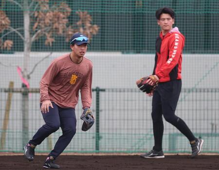 ノックを受ける百崎（右は高寺）＝撮影・山口登