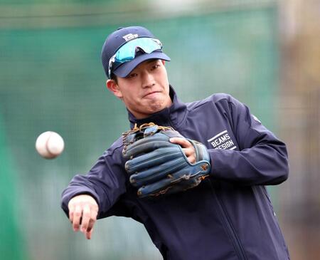 　キャッチボールする百崎（撮影・山口登）