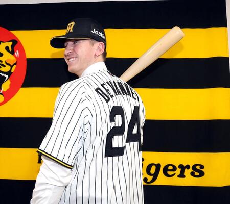 入団会見でポーズを決めるキャム・ディベイニー（撮影・山口登）