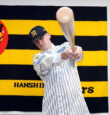 入団会見でポーズを決めるキャム・ディベイニー（撮影・山口登）