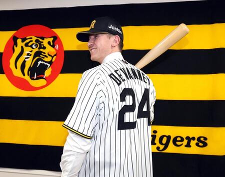 入団会見でポーズを決めるキャム・ディベイニー（撮影・山口登）