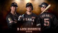 　ブラックダイナマイトシリーズ用のユニホームでポーズをとる（左から）大山、森下、近本（球団提供）
