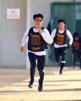 ダッシュする阪神・谷端将伍＝ＳＧＬ（撮影・山口登）